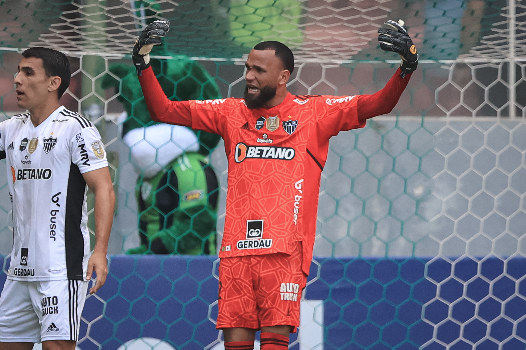 Hulk desencanta, Everson pega pênalti, mas Galo empata clássico amarado no Independência Hulk desencanta, Everson pega pênalti, mas Galo empata clássico amarado no Independência