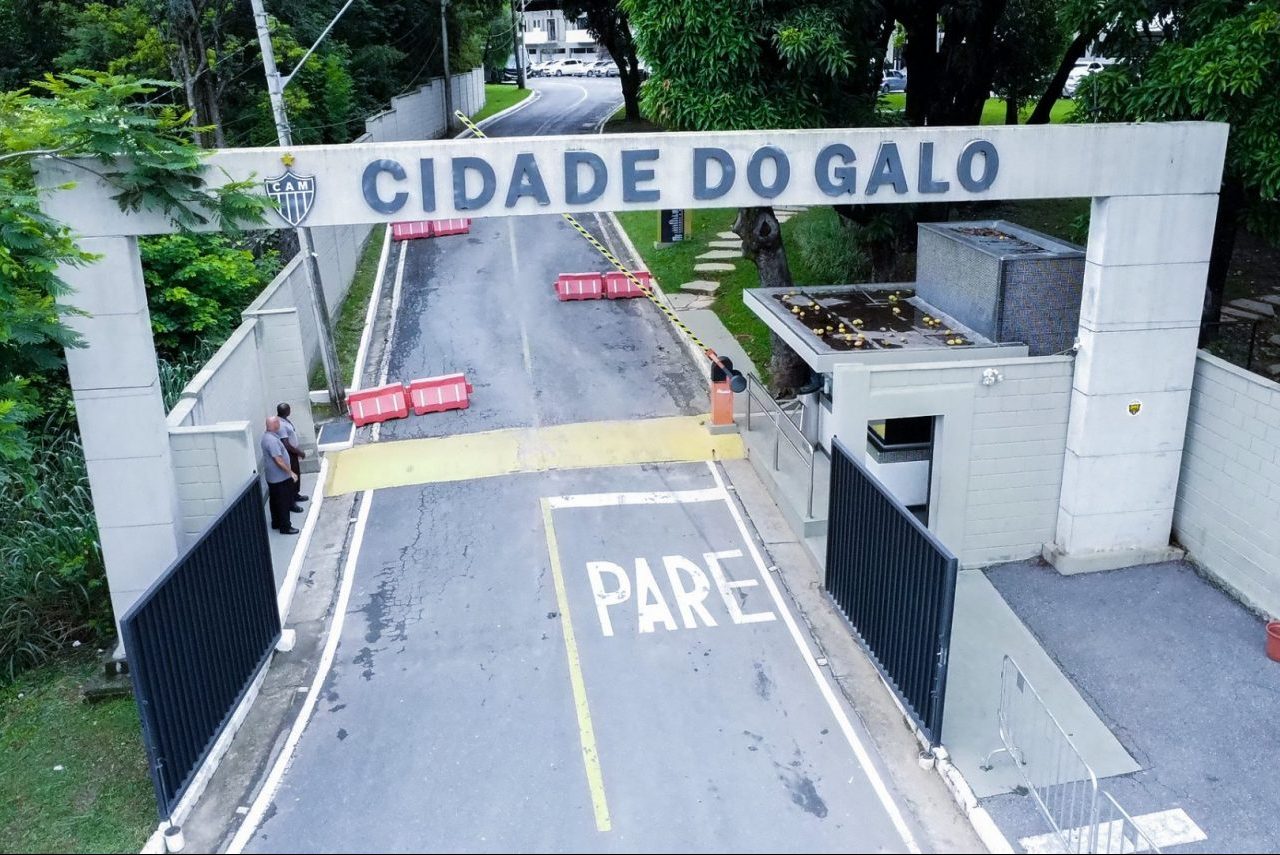 Membros de organizada cobram jogadores na entrada da Cidade do Galo Membros de organizada cobram jogadores na entrada da Cidade do Galo