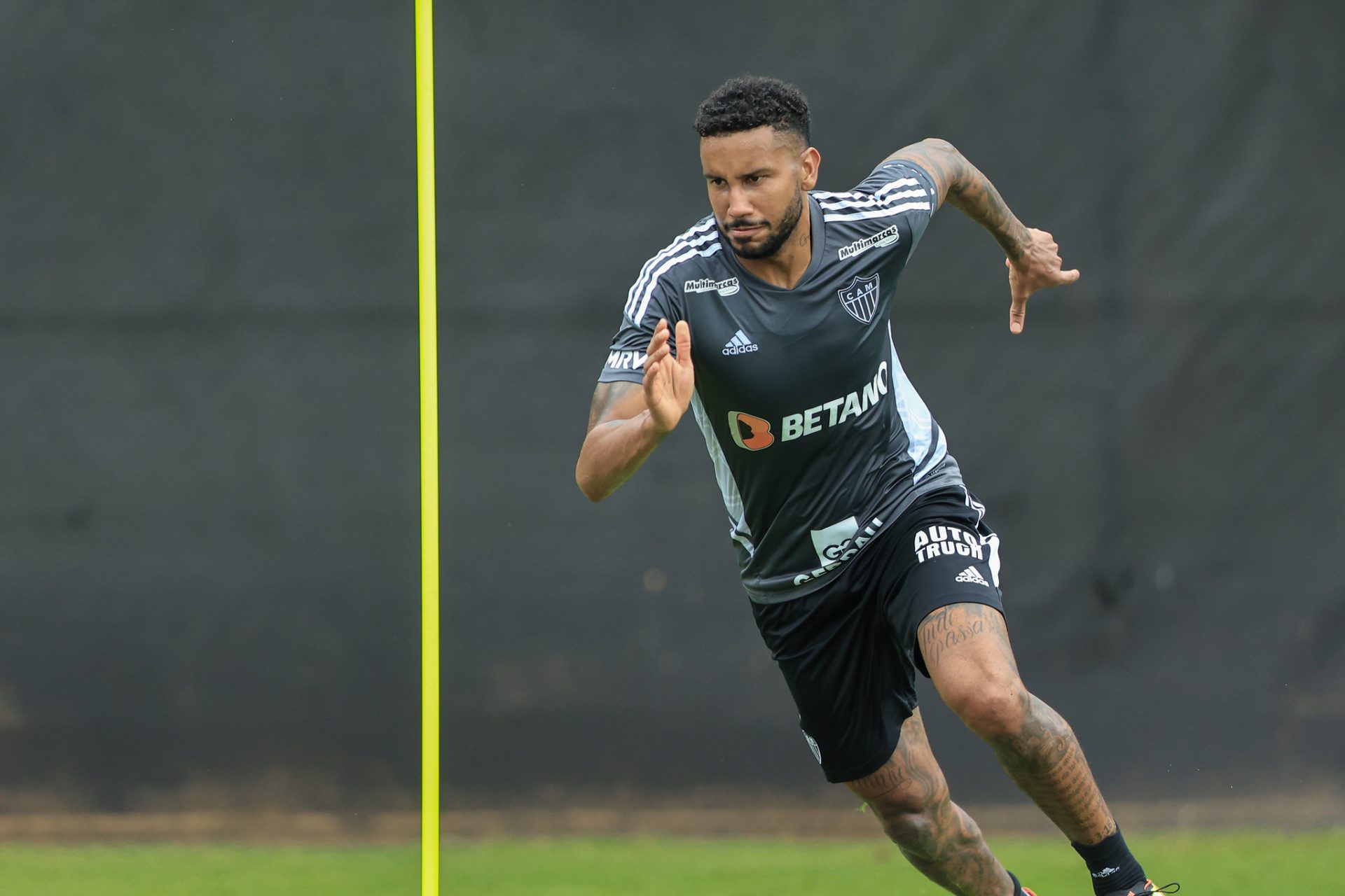 Vasco negocia com zagueiro campeão brasileiro pelo Atlético em 2021 -  FalaGalo