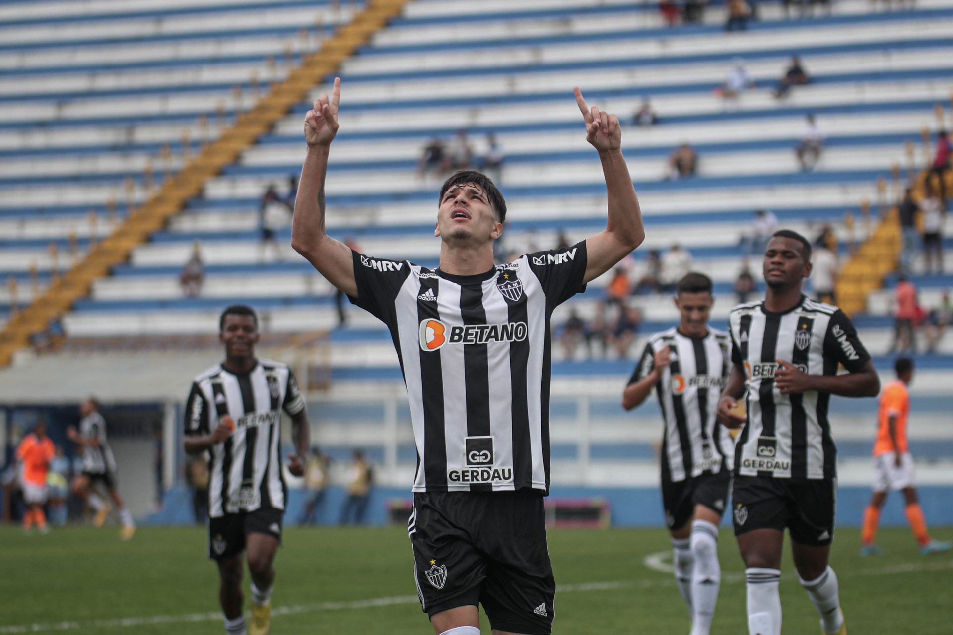 Com dois de Isaac, artilheiro da Copinha, Galinho despacha o Nova Iguaçu e avança na competição
