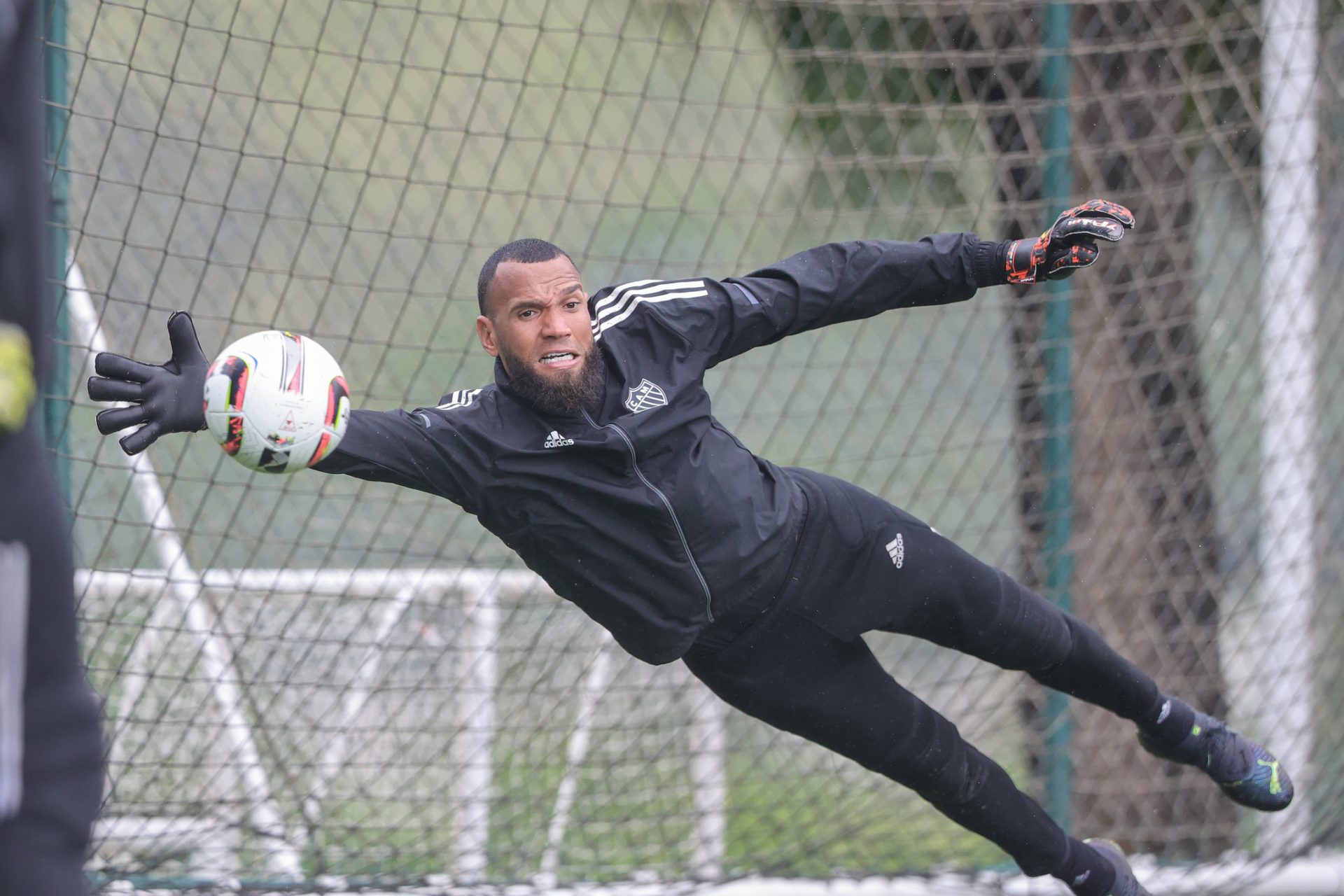 Caso de extorsão: ex-amante do goleiro Everson teve absolvição sumária negada Caso de extorsão: ex-amante do goleiro Everson teve absolvição sumária negada