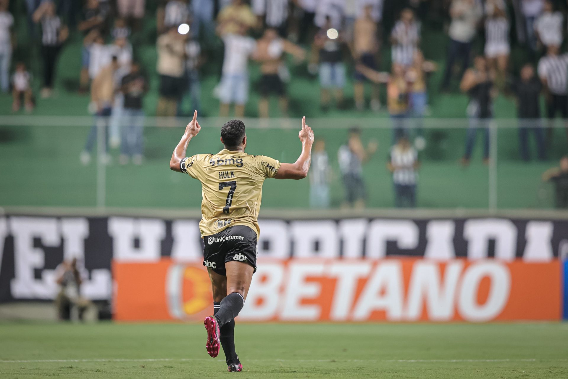 Jemerson faz gol contra, Galo joga mal e perde primeiro clássico na Arena  MRV - FalaGalo