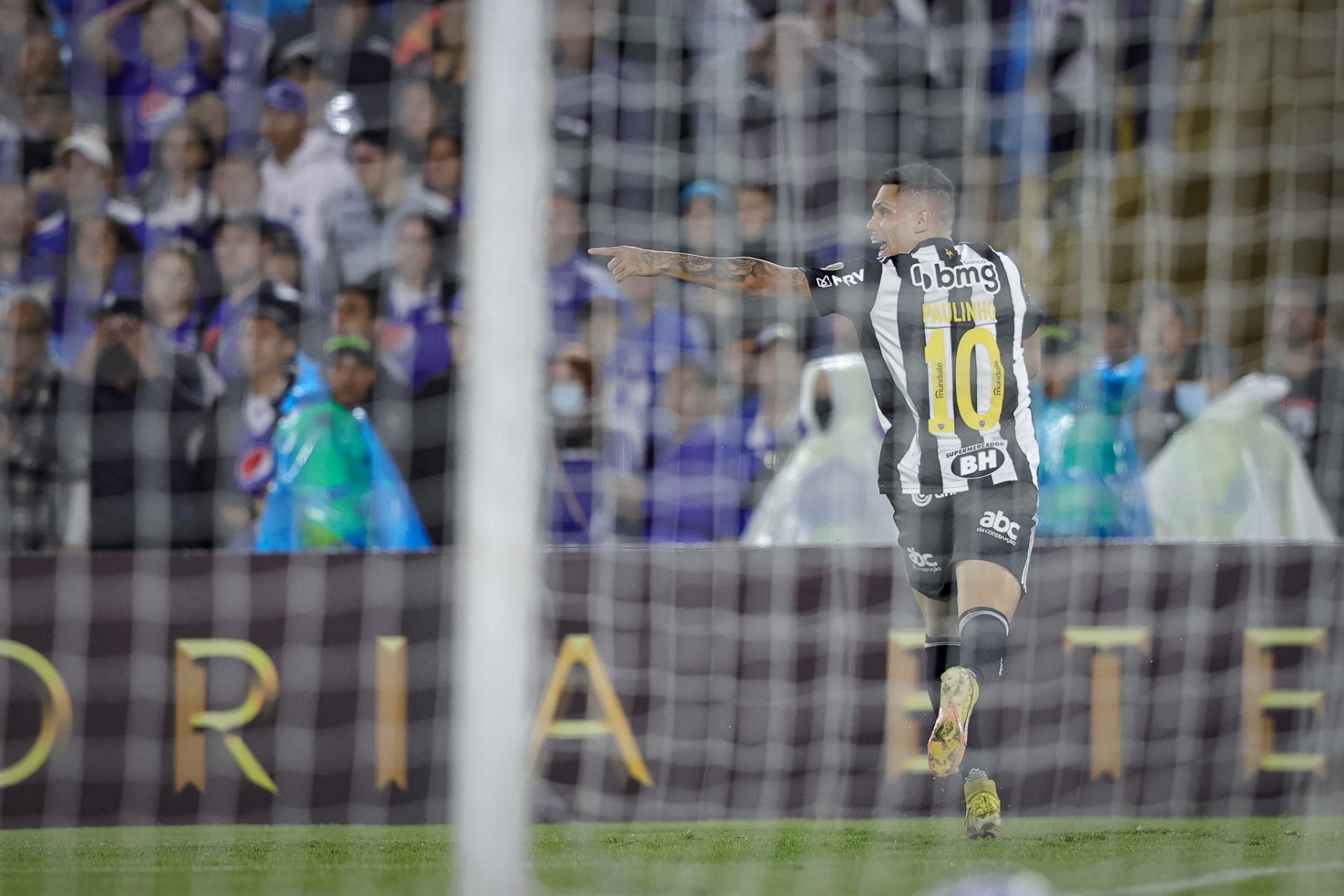 Millonarios sai na frente, mas Paulinho marca belo gol e Atlético volta com  empate da Colômbia
