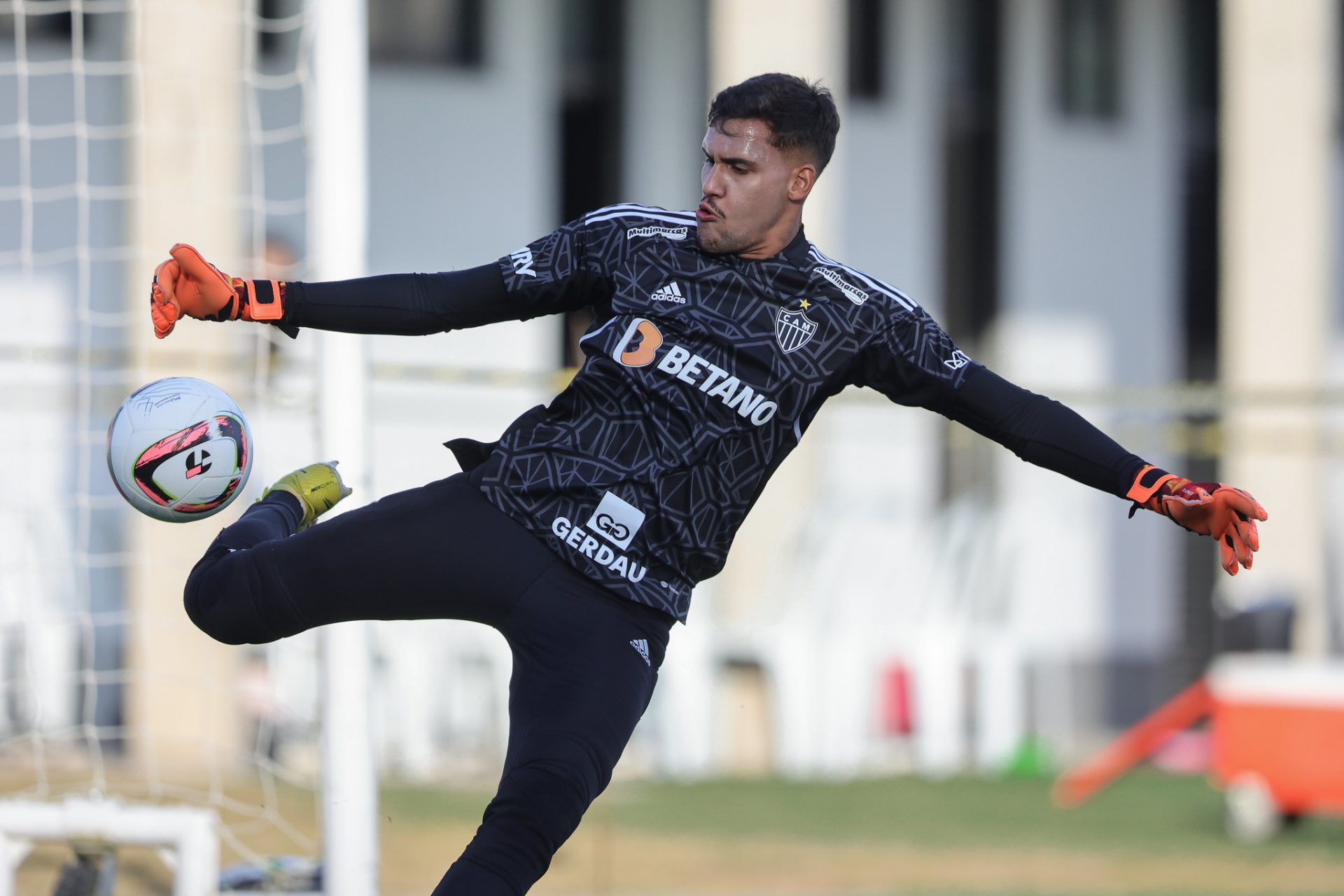 Sem atuar desde maio de 2021, Matheus Mendes deve substituir Everson contra o São Paulo