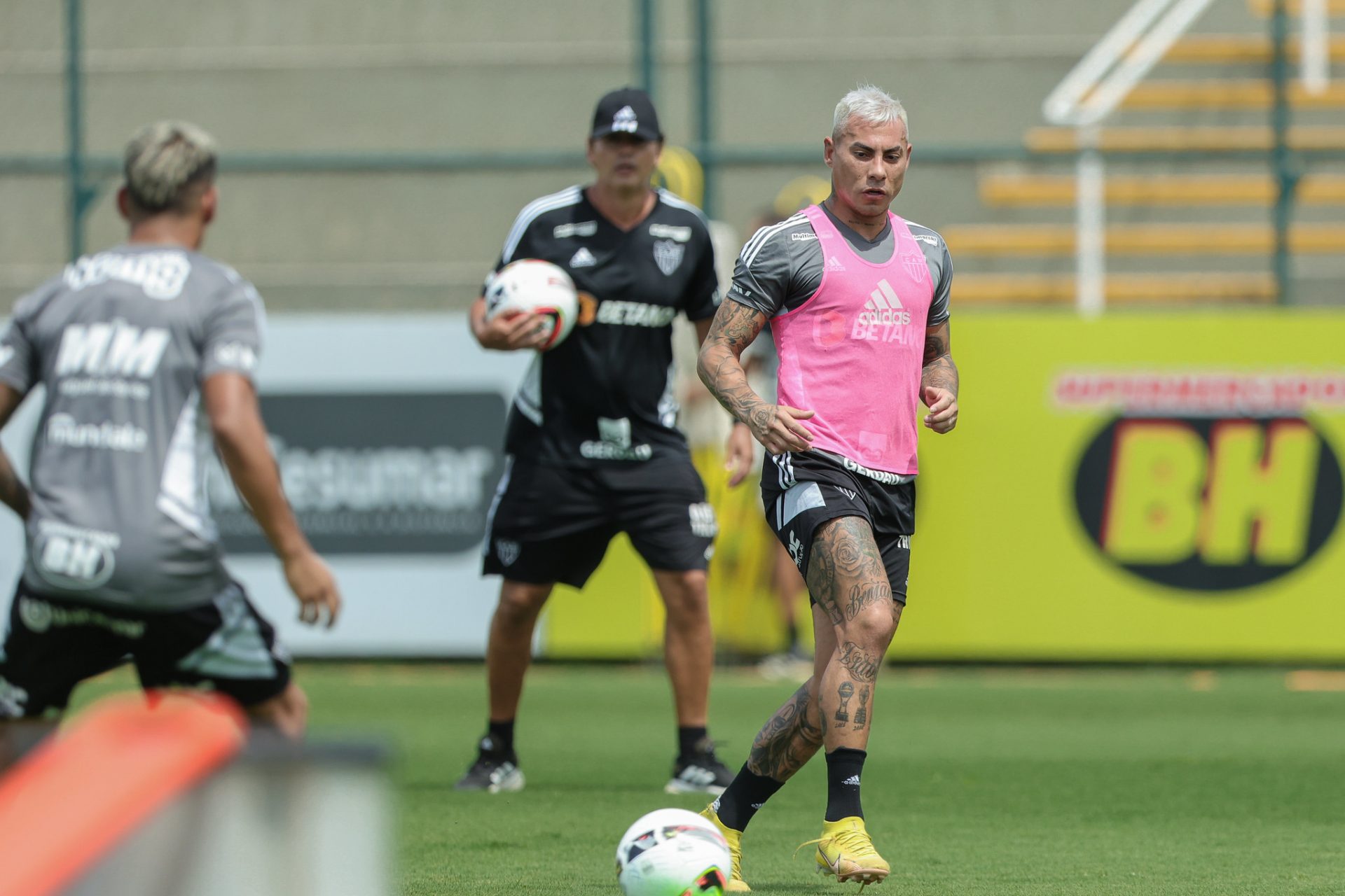Com tempo para trabalhar, elenco se reapresenta na Cidade do Galo