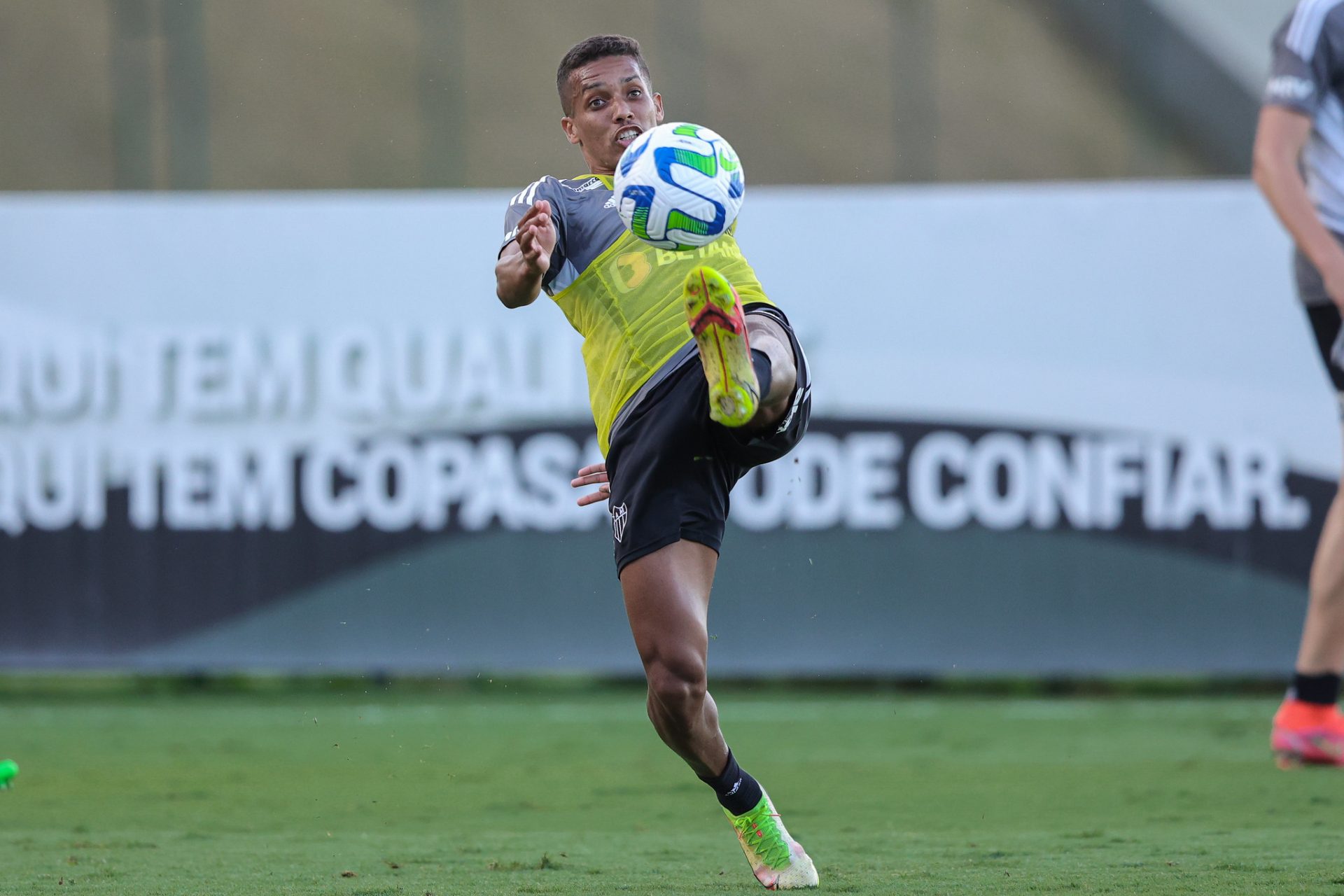 Pedrinho é mais um a comentar o assunto da moda na Cidade do Galo, a intensidade de Coudet Pedrinho é mais um a comentar o assunto da moda na Cidade do Galo, a intensidade de Coudet