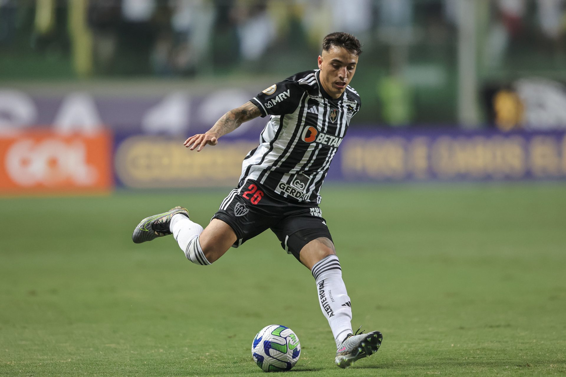 Atlético renova com lateral argentino por mais duas temporadas Atlético renova com lateral argentino por mais duas temporadas