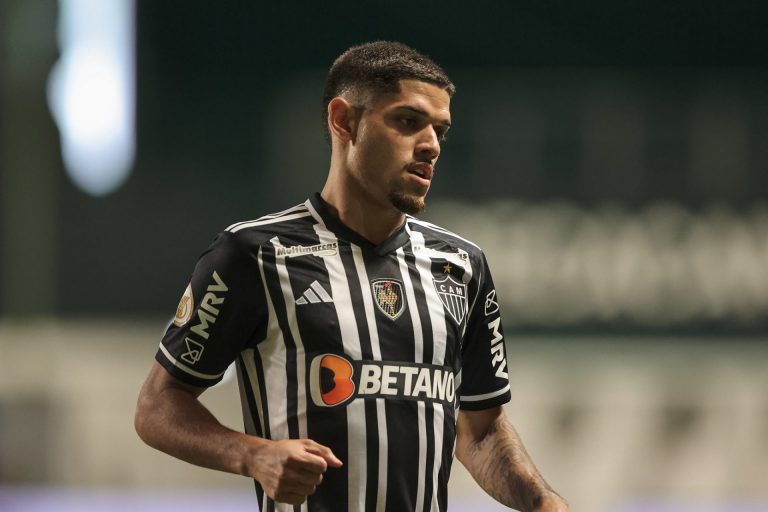 Rubens recebe o terceiro amarelo diante do Palmeiras e está fora do primeiro clássico na Arena MRV