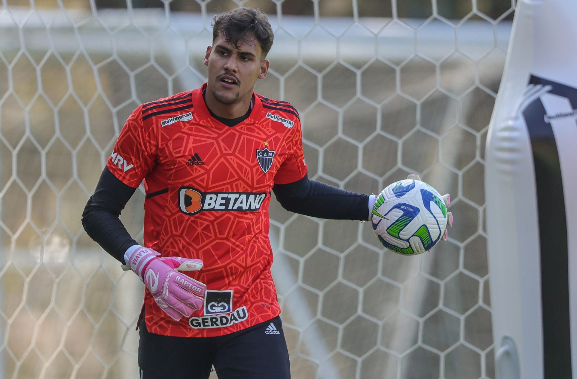 Atlético estende contrato de Matheus Mendes por mais dois anos
