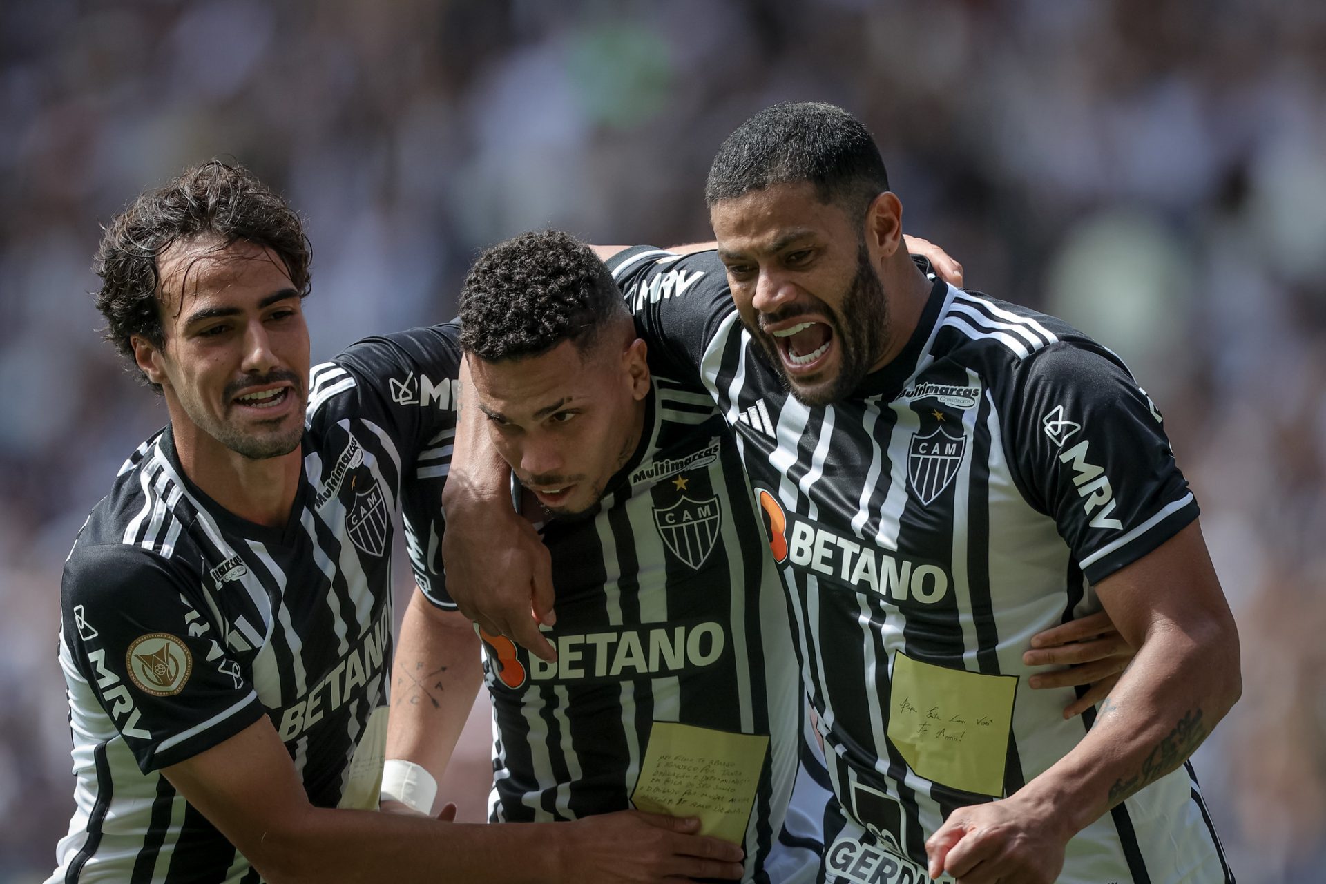 Estudantes do ensino fundamental e médio jogam futebol americano com  atletas do Corinthians