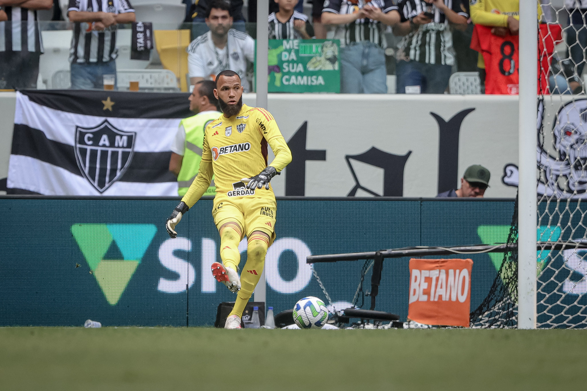 Zagueiro do Corinthians é o jogador com mais cortes no mundo desde sua  estreia, segundo levantamento