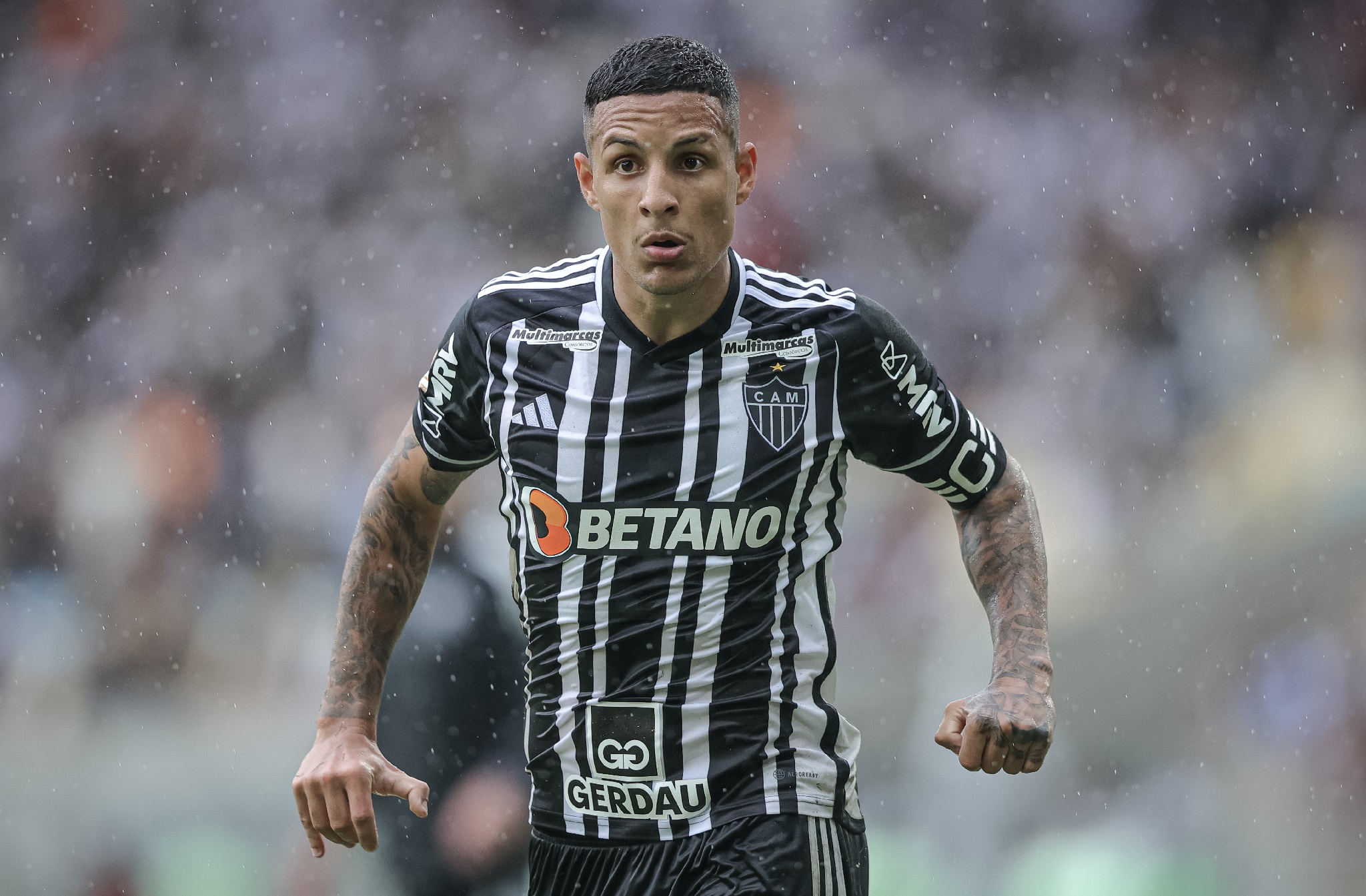 Atlético e Guilherme Arana iniciam conversas para ampliação contratual