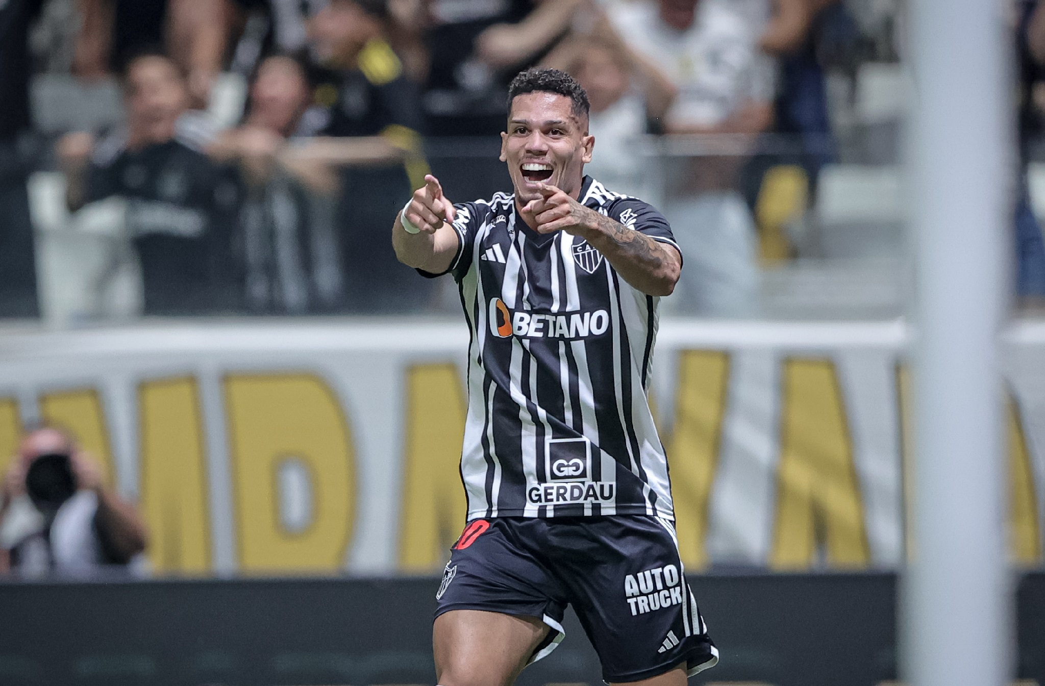 Jemerson faz gol contra, Galo joga mal e perde primeiro clássico na Arena  MRV - FalaGalo