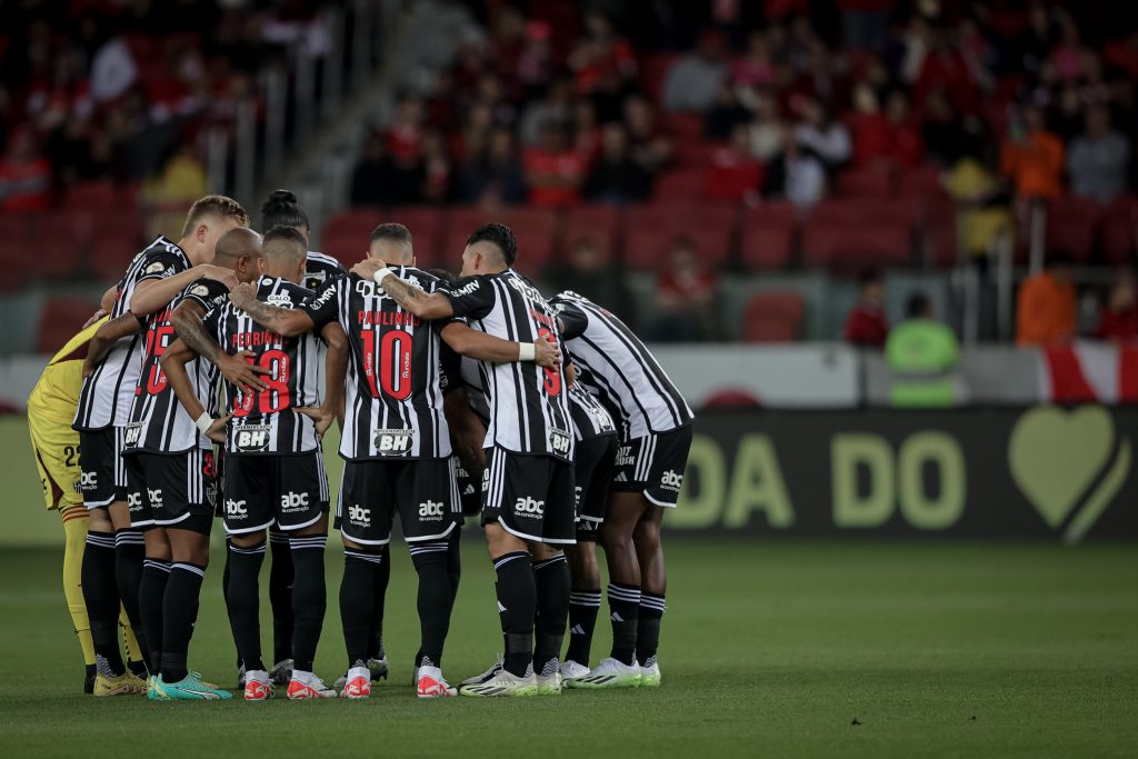 Fundo Amigos Torcendo Curtindo Partida De Tênis Na Torcida Do Jogo