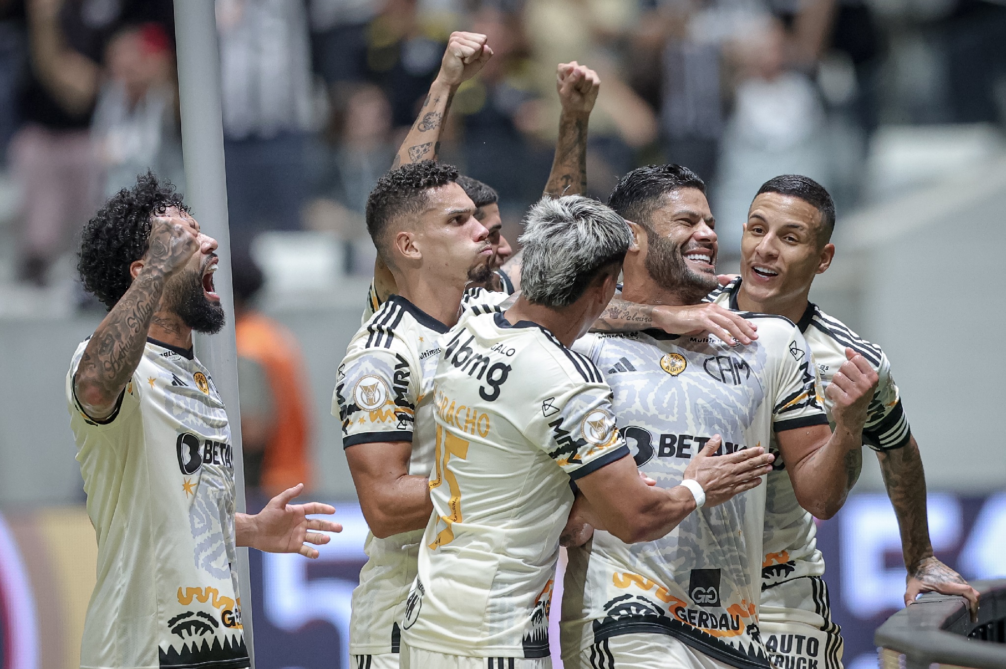 Campeão da Libertadores de 2013 decide voltar a jogar no Galo