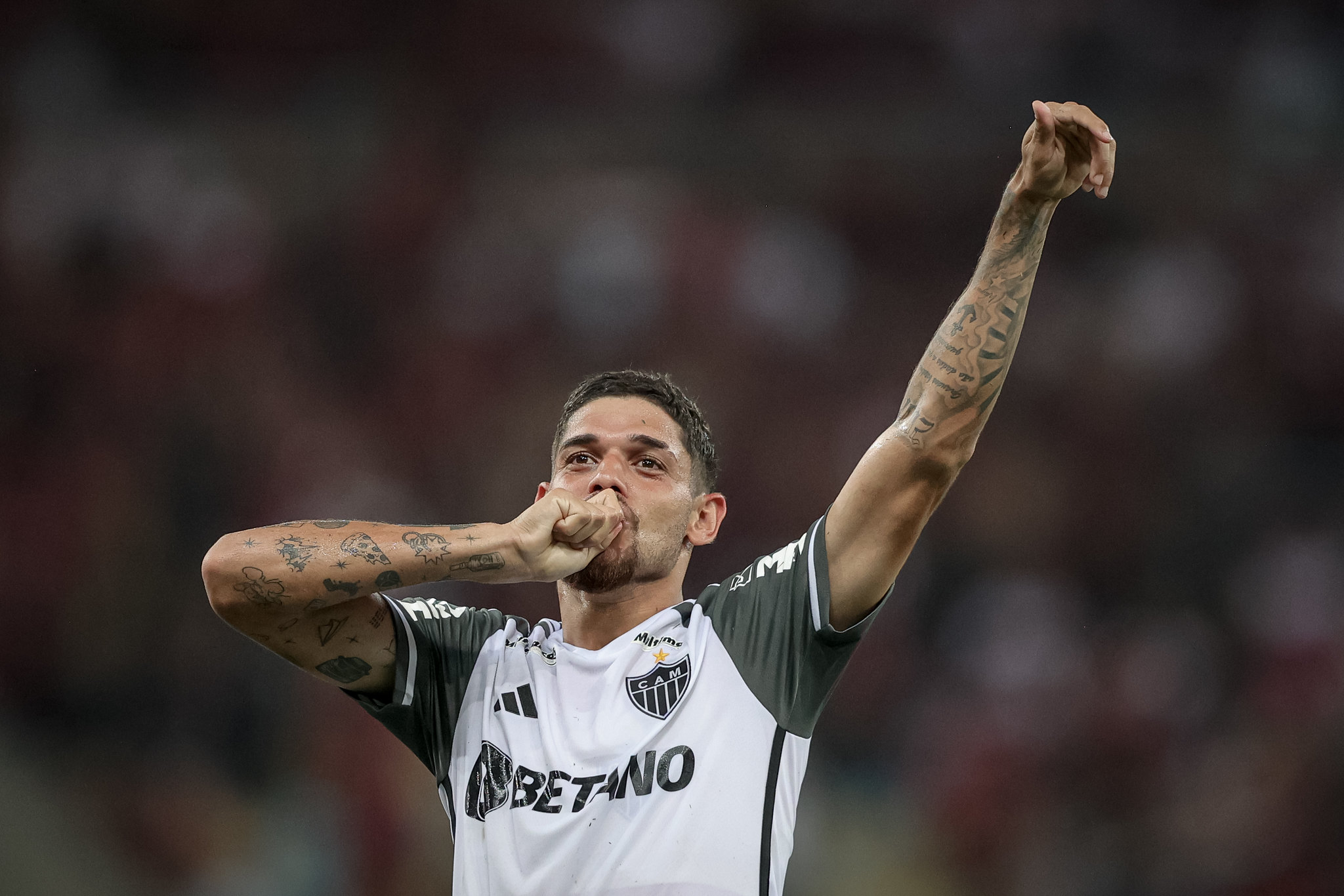 Atlético anuncia renovação com Rubens
