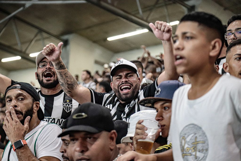 Fundo Amigos Torcendo Curtindo Partida De Tênis Na Torcida Do Jogo