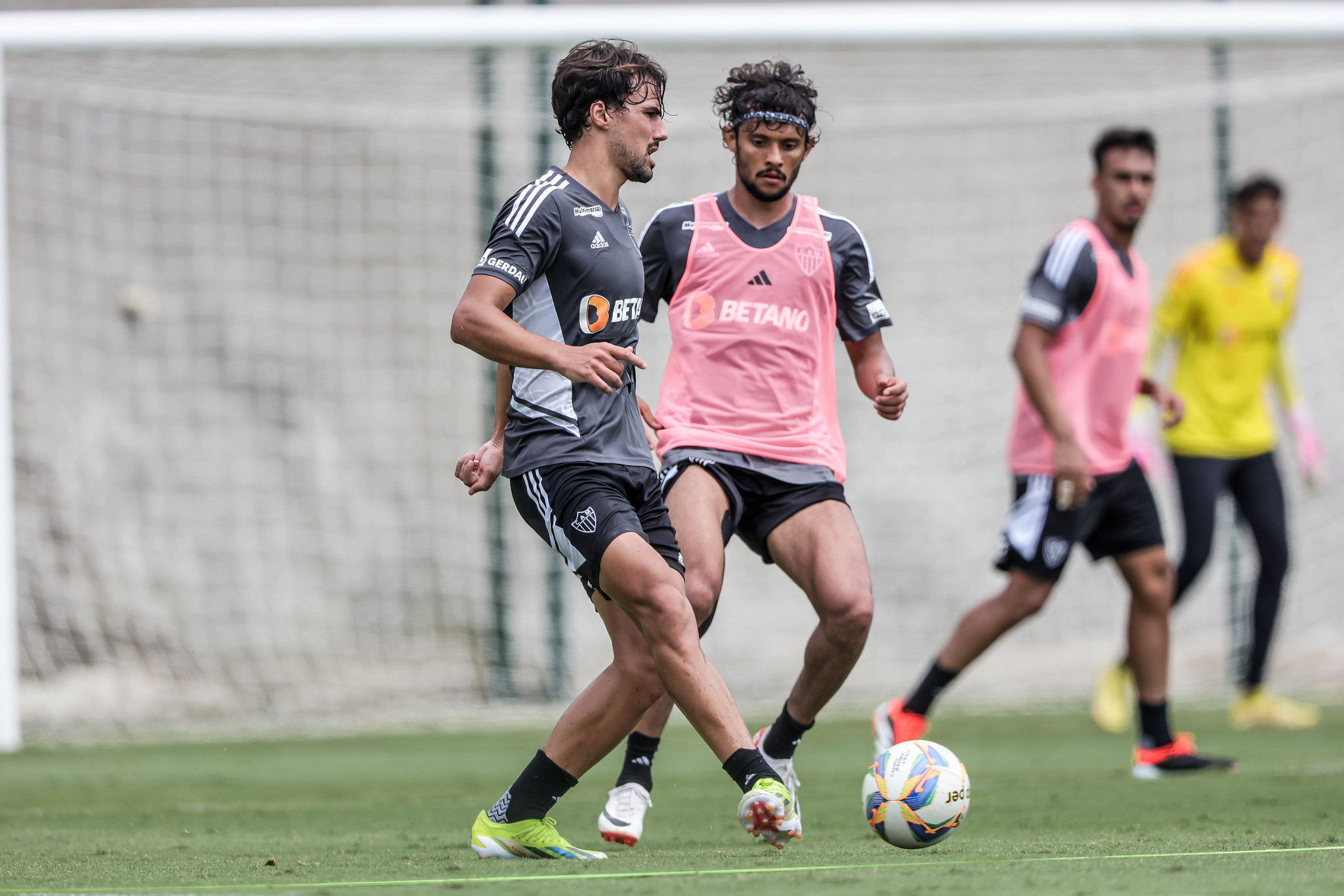 Igor Gomes enche a bola de Scarpa, projeta briga forte no meio-campo do Atlético e deixa ‘problema’ para Felipão resolver: ‘A dor de cabeça é do treinador’ Igor Gomes enche a bola de Scarpa, projeta briga forte no meio-campo do Atlético e deixa ‘problema’ para Felipão resolver: ‘A dor de cabeça é do treinador’