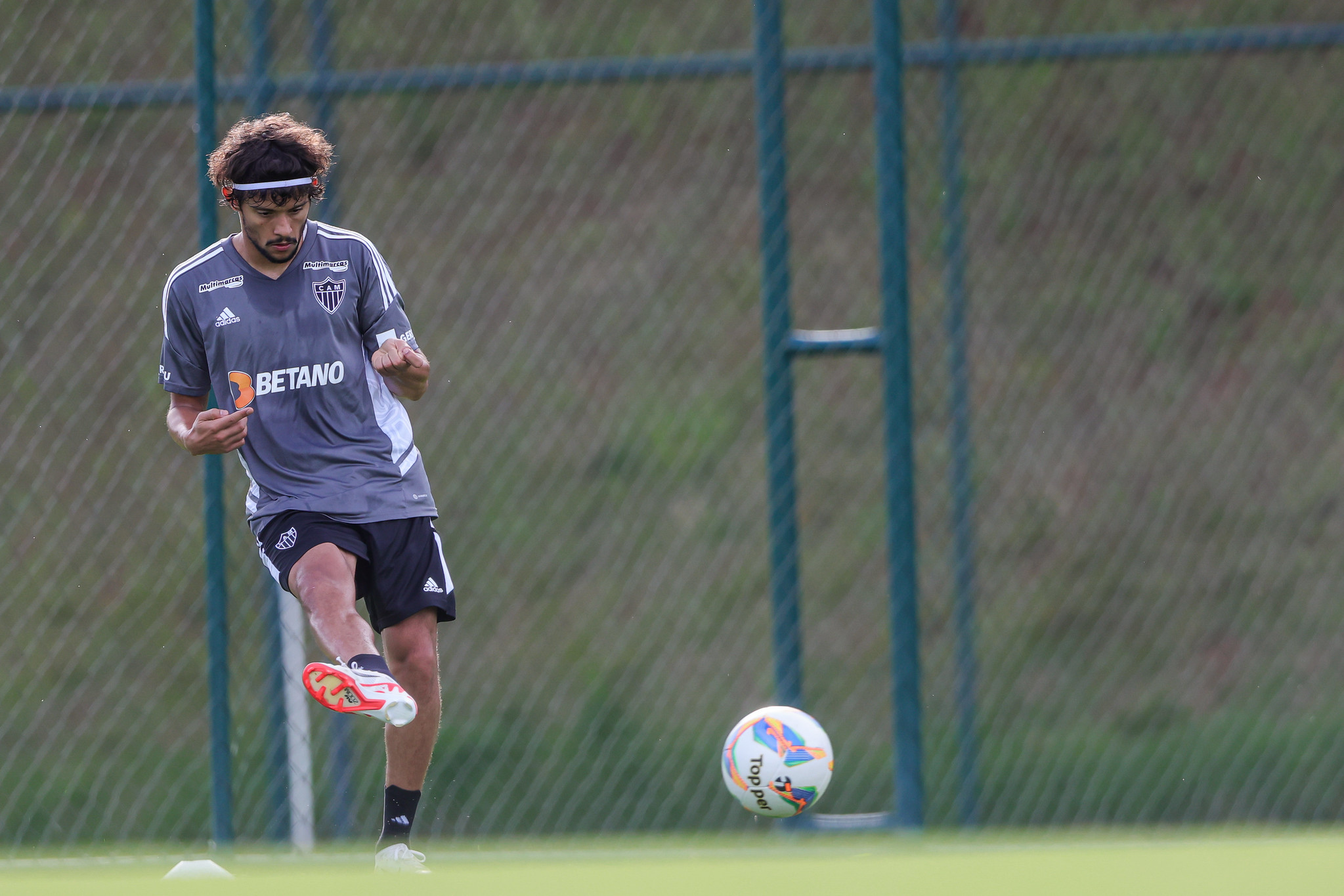 Dia na Cidade do Galo tem trabalhos físicos e primeiro contato de Scarpa com a bola