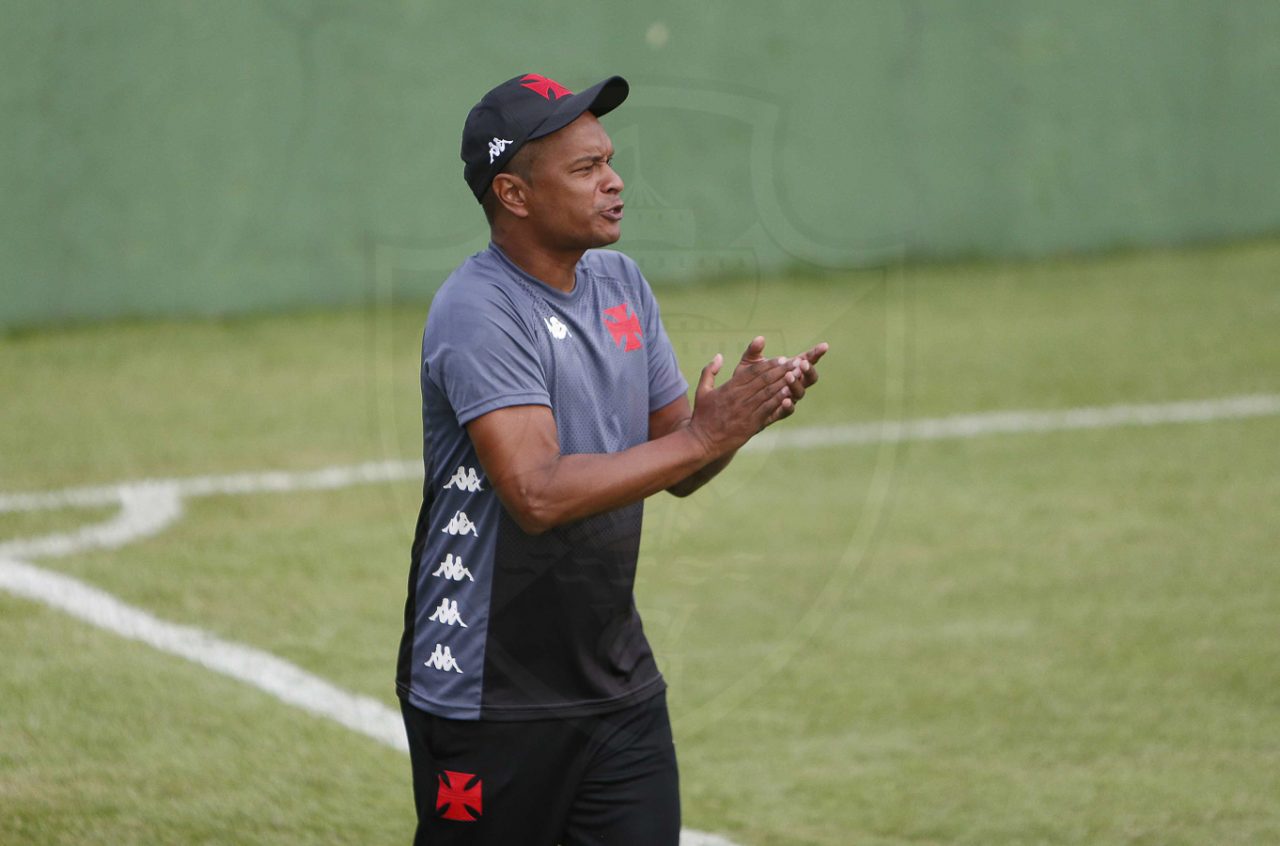 Antony Menezes, treinador com longa passagem pelo Vasco, deverá ser o novo comandante das Vingadoras