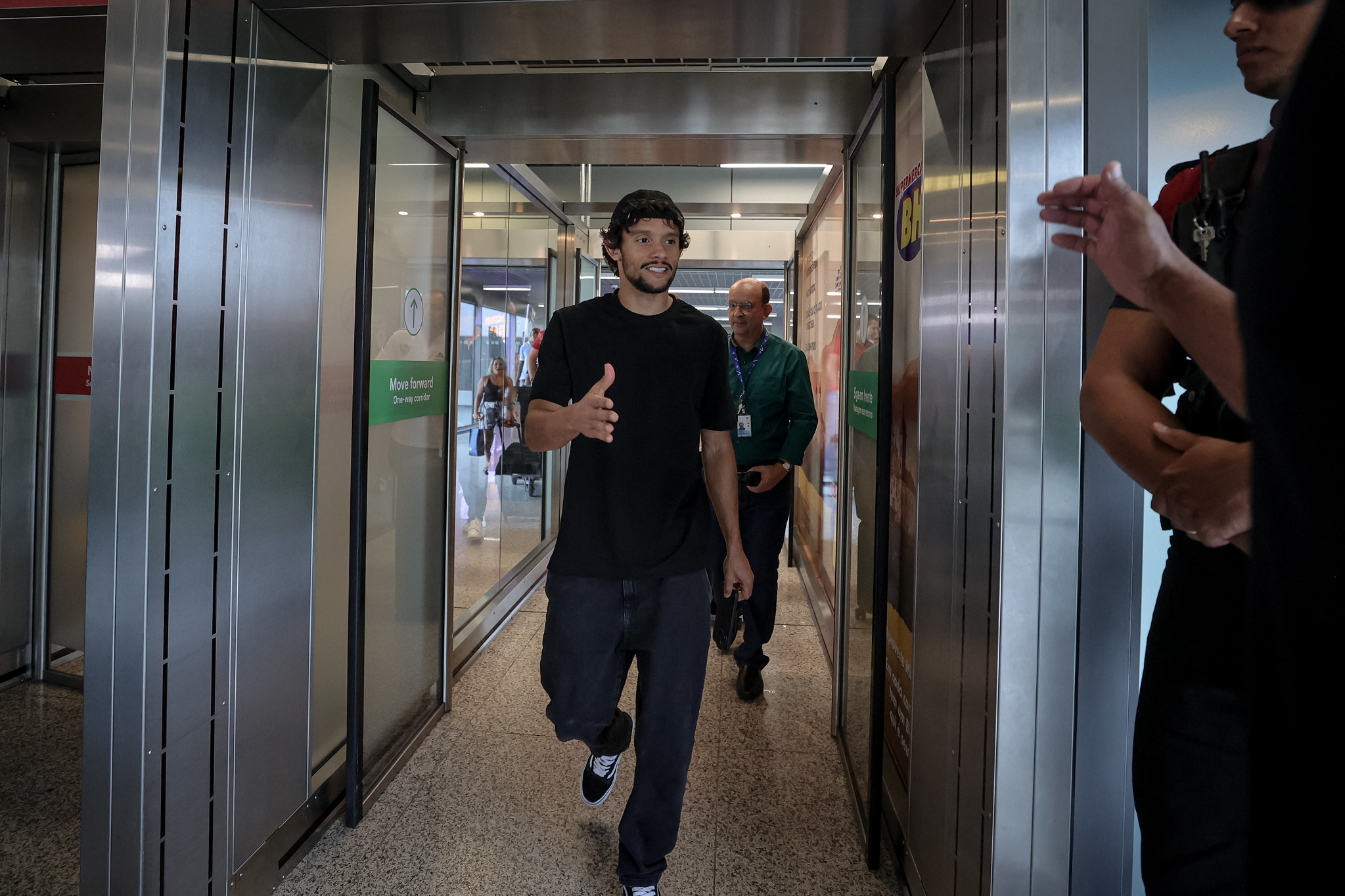 Gustavo Scarpa desembarca em Belo Horizonte, destaca empolgação e projeta títulos com o Atlético Gustavo Scarpa desembarca em Belo Horizonte, destaca empolgação e projeta títulos com o Atlético