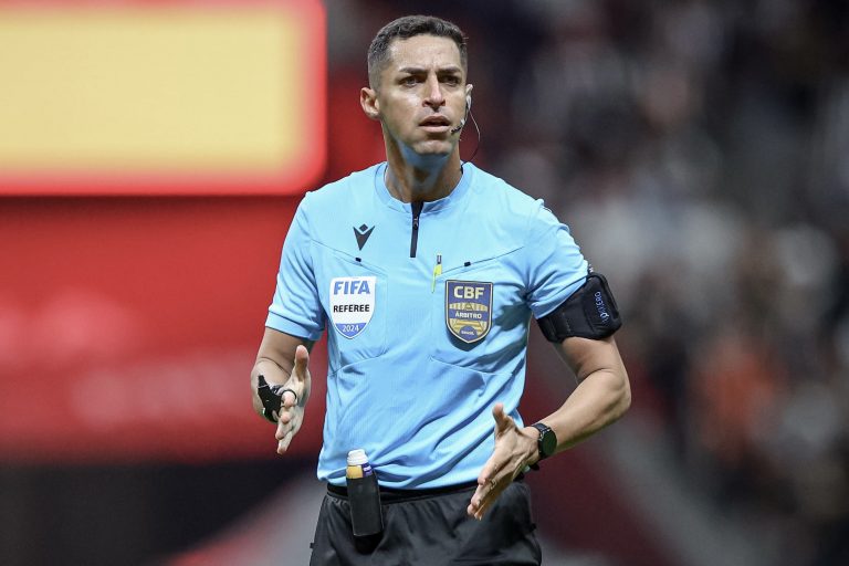 ‘Apita logo, car@lho’ e ‘fdp’; árbitro de Atlético x Palmeiras justifica expulsões de Hulk e Paulinho em súmula e relata xingamentos do presidente Sérgio Coelho