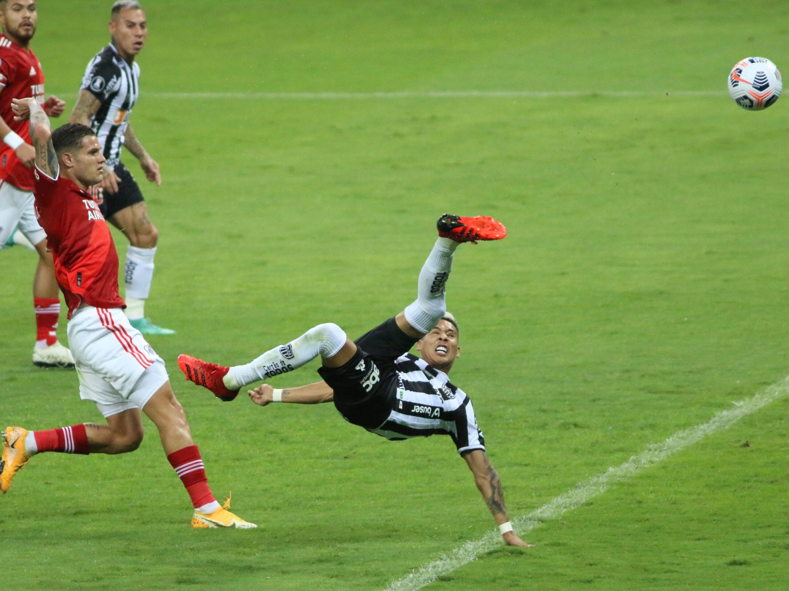 zaracho-marca-de-voleio-para-o-atletico-mg-contra-o-river-plate-pela-libertadores-1629335976348_v2_4x3