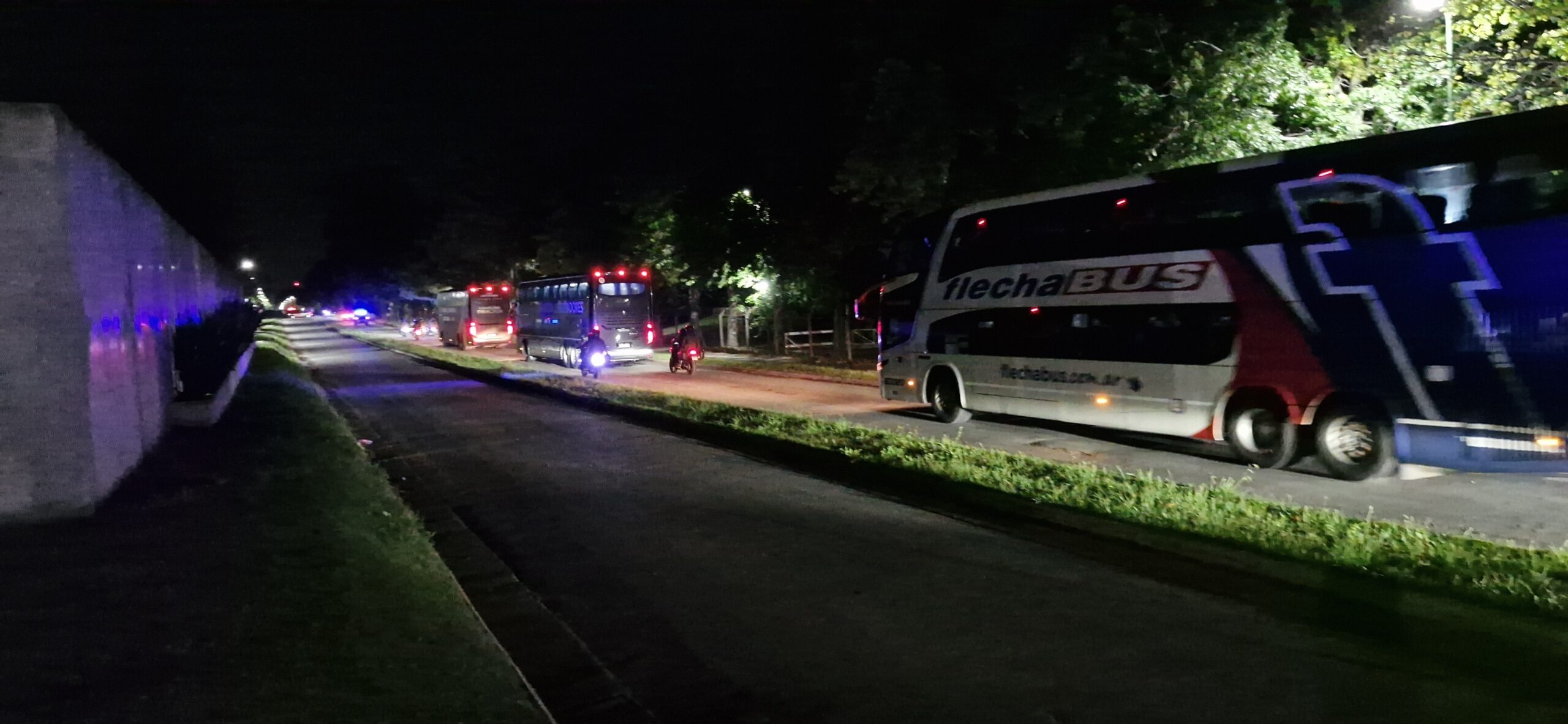 Delegação do Galo chegou com três ônibus ao Sheraton Hotel, por volta das 21h