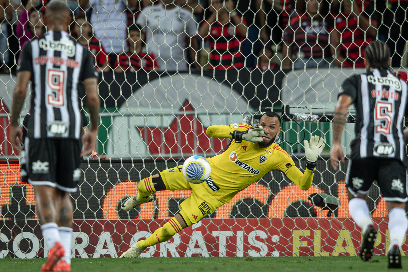 Everson defendeu o pênalti cobrado por David Luiz (Foto: Pedro Souza / Atlético)