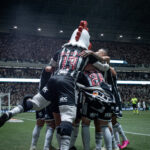 Jogadores e Galo Doido comemoram gol no clássico (Foto: Pedro Souza/Atlético)