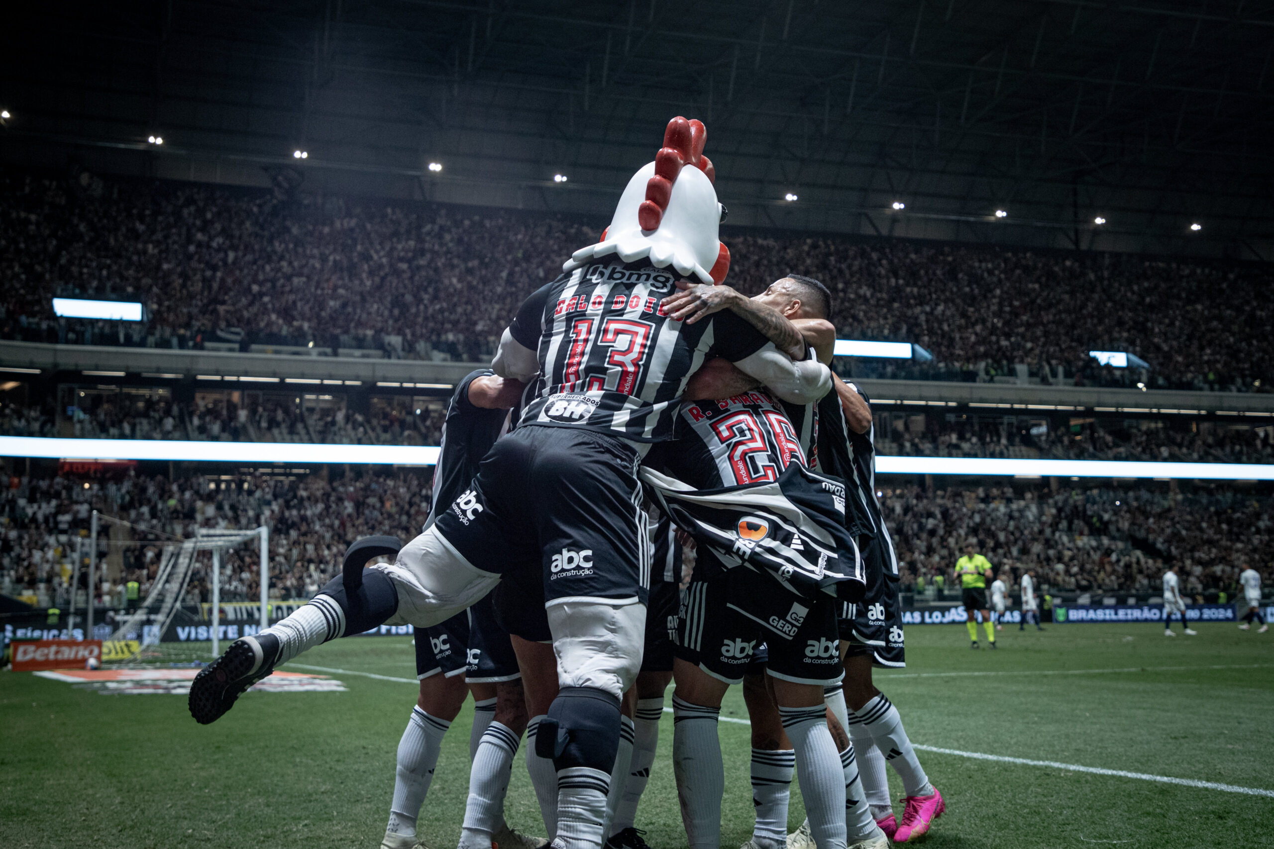 53667643233_76d72f65ca_5k Jogadores e Galo Doido comemoram gol no clássico (Foto: Pedro Souza/Atlético)