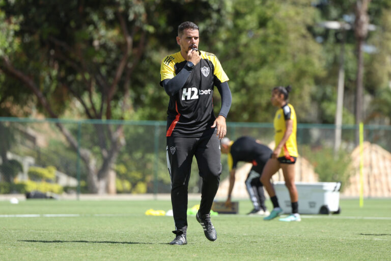 Adriano Gutierrez, técnico das Vingadoras (Foto: Daniela Veiga/Atlético)