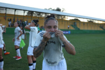 Bárbara Melo comemora a goleada para cima do Kindermann (Foto: Daniela Veiga / Atlético)