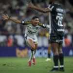 Com golaço de Rony, Atlético vence o Ceará fora de casa