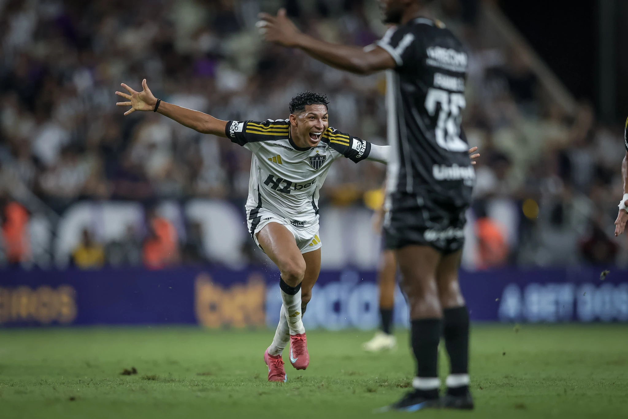 Com golaço de Rony, Atlético vence o Ceará fora de casa