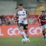 Atlético atrasa repasse a Paulinho por transferência ao Palmeiras.