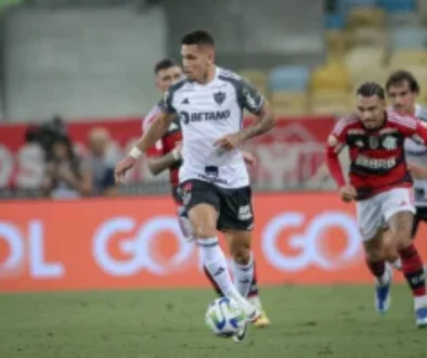Atlético atrasa repasse a Paulinho por transferência ao Palmeiras.