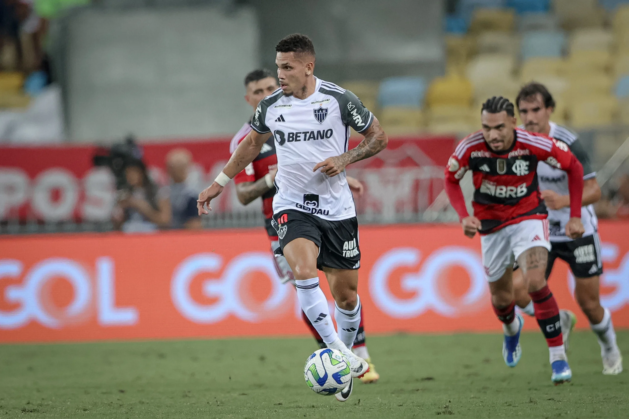 atletico-atrasa-repasse-a-paulinho Atlético atrasa repasse a Paulinho por transferência ao Palmeiras.