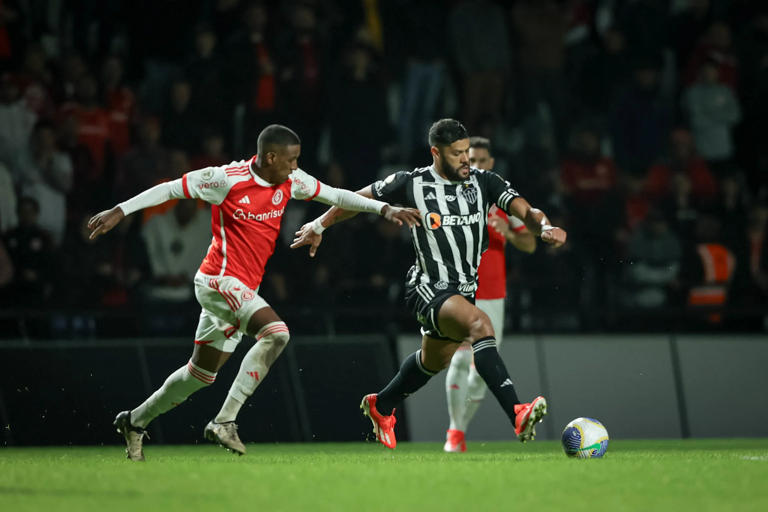 Atlético recebe o Internacional em busca de aproximar do G6