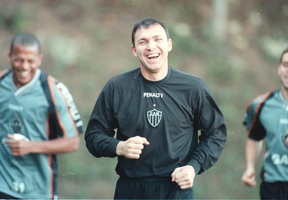 Ex-goleiro do Atlético provoca Cruzeiro.