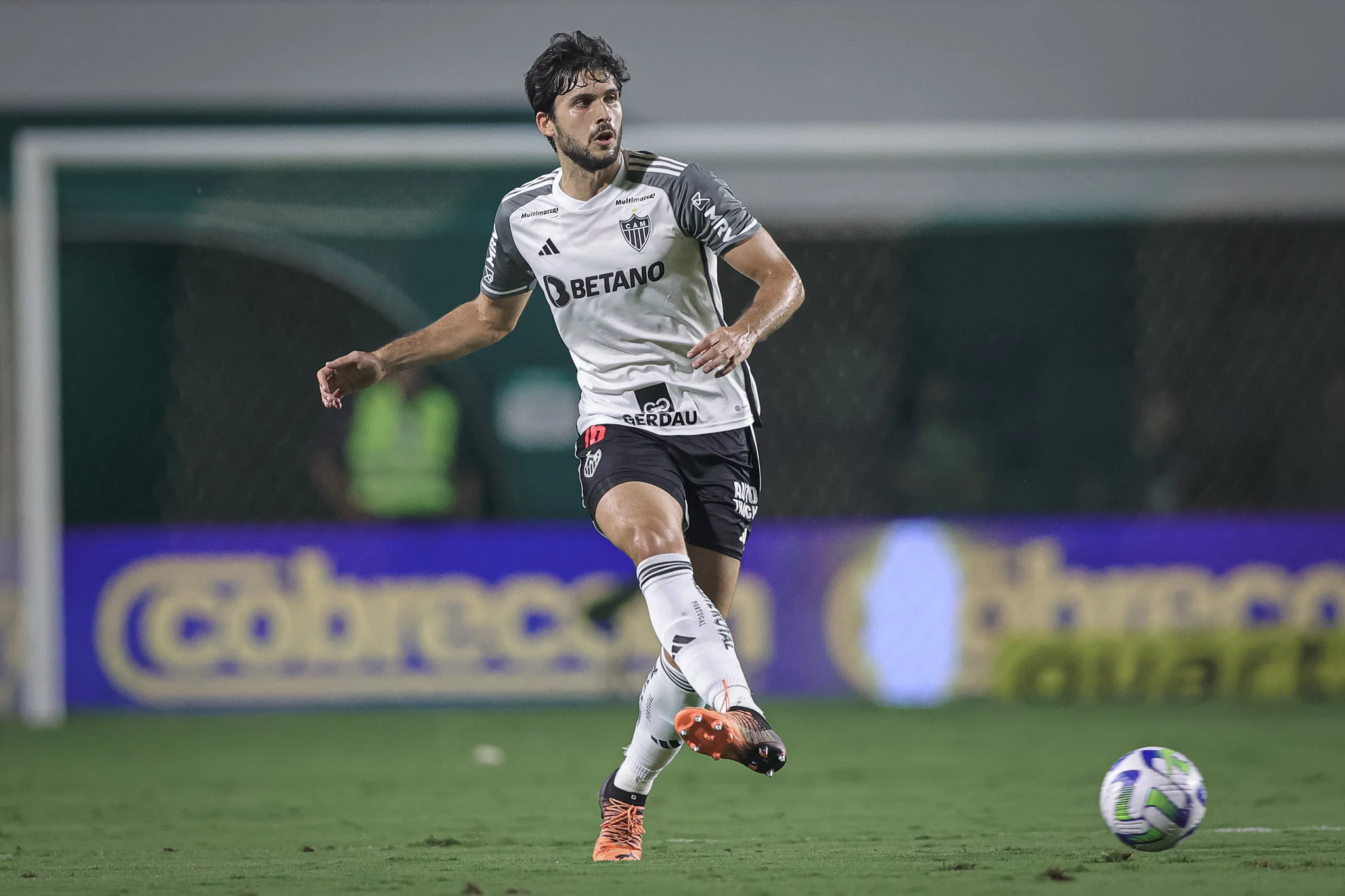 Zagueiro Igor Rabello alcança a marca de 200 jogos com a camisa do Atlético. Confira.