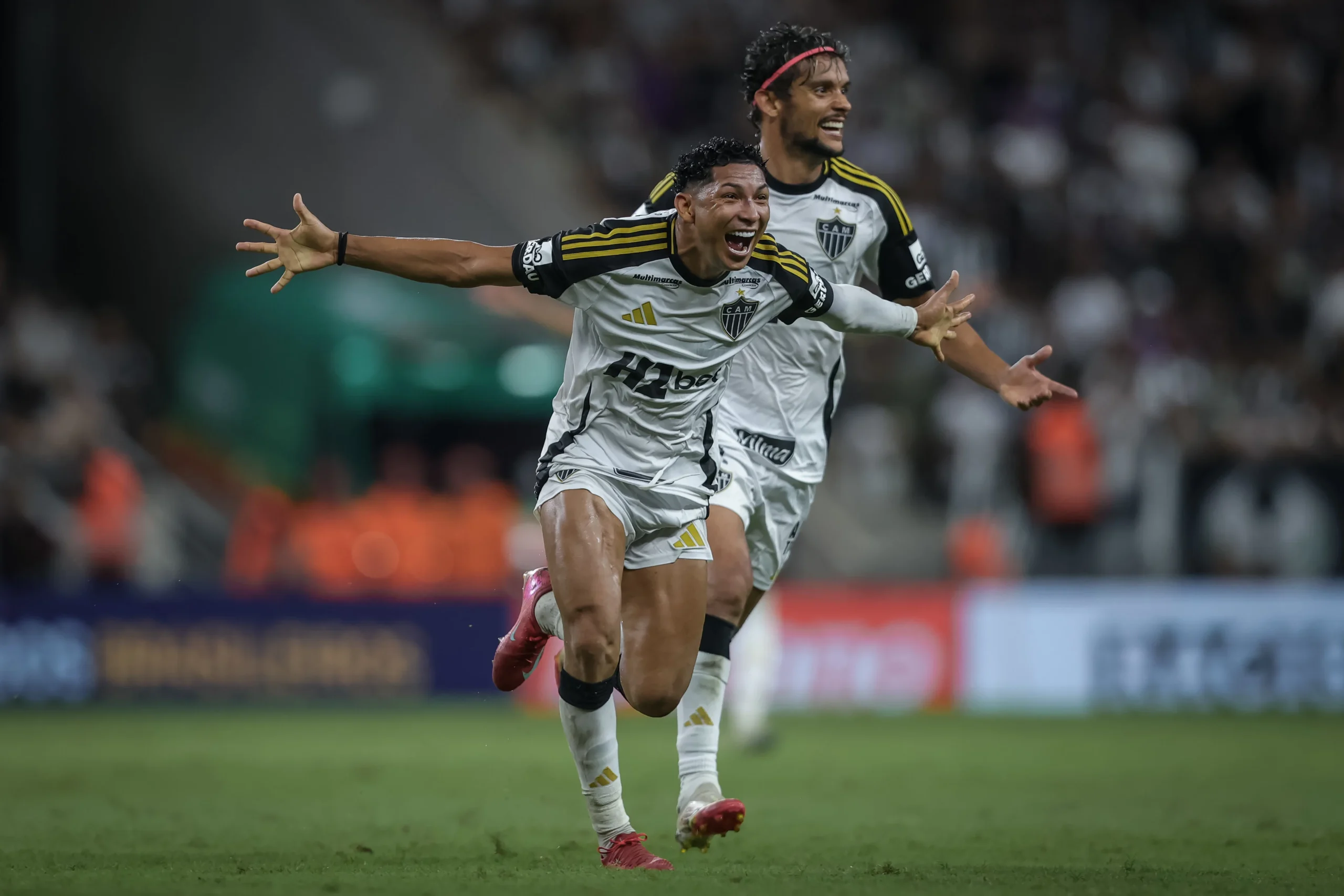 Protesto na Arena MRV tem Scarpa e Rony como alvos