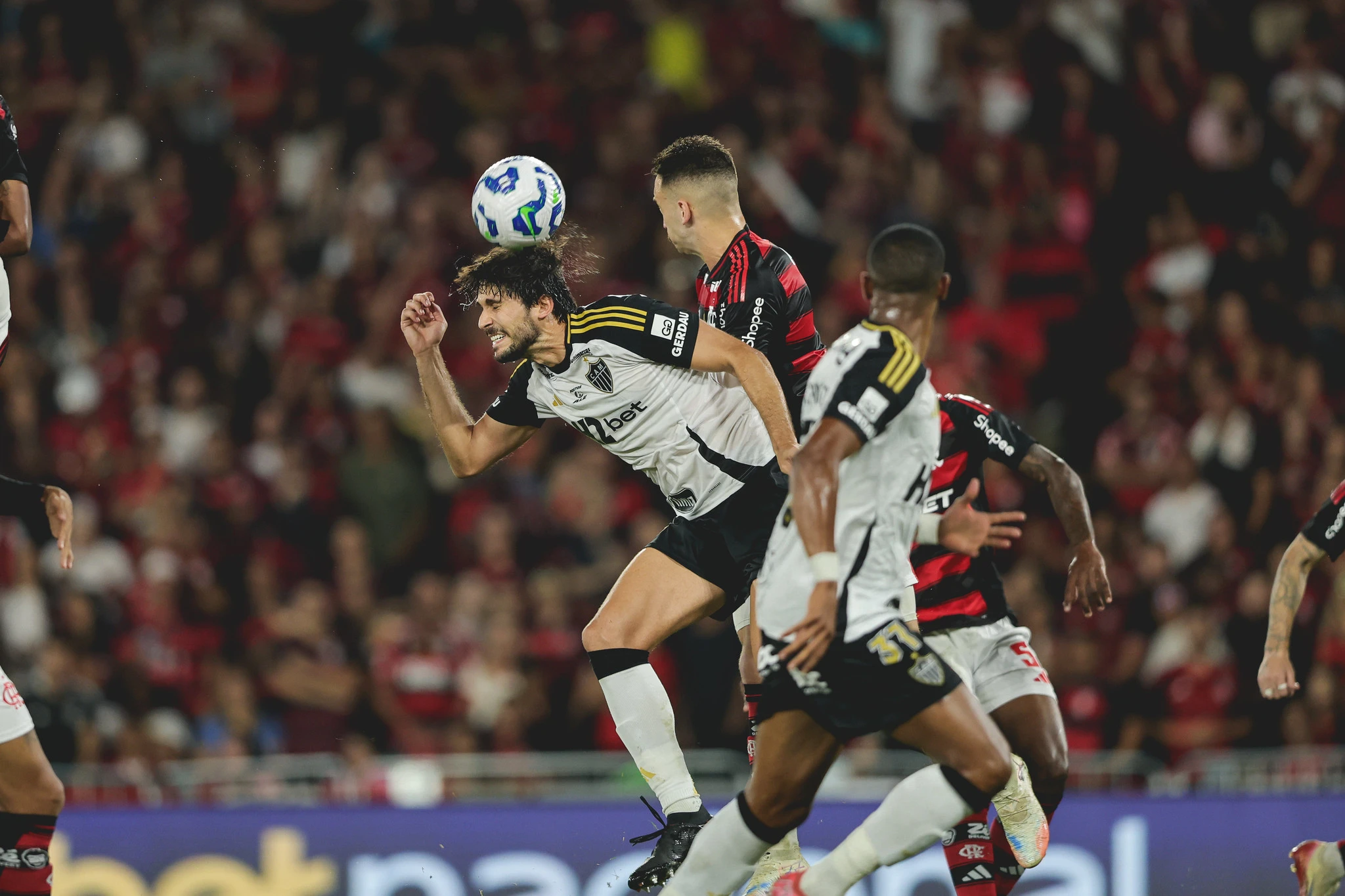 Atlético desperdiça chances, falha na bola aérea e perde para o Flamengo