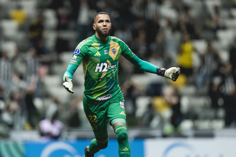 Everson vira herói nos pênaltis e classifica o Galo na Sul-Americana