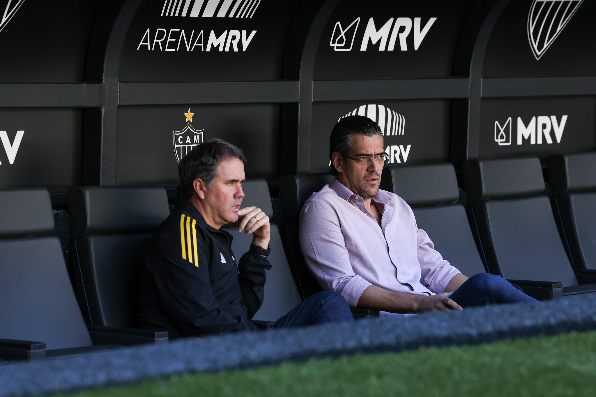 Diretor da base, Luis Carlos de Azevedo (esquerda) acompanha jogo do Galinho ao lado do CSO Alvinegro, Paulo Bracks (direita). (Foto: Daniela Veiga / Atlético)