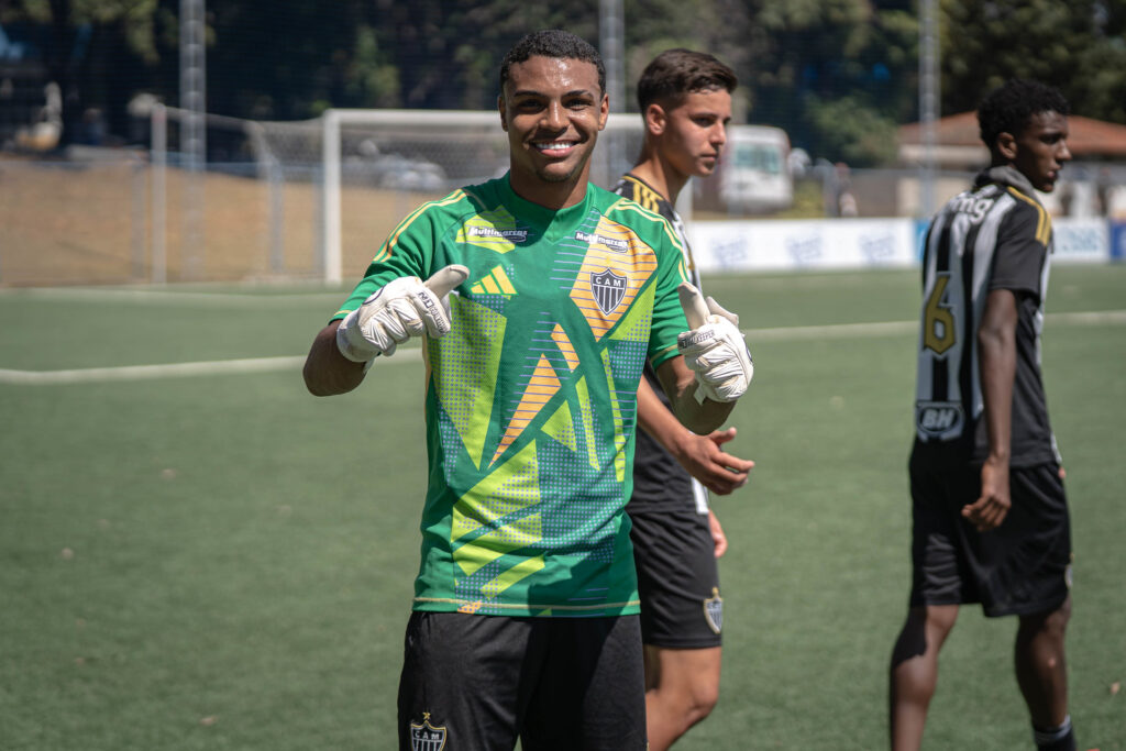 Artilheiro de ofício, e goleiro nas horas vagas. O versátil Cauã Soares (Foto: Fábio Pinel/Atlético)