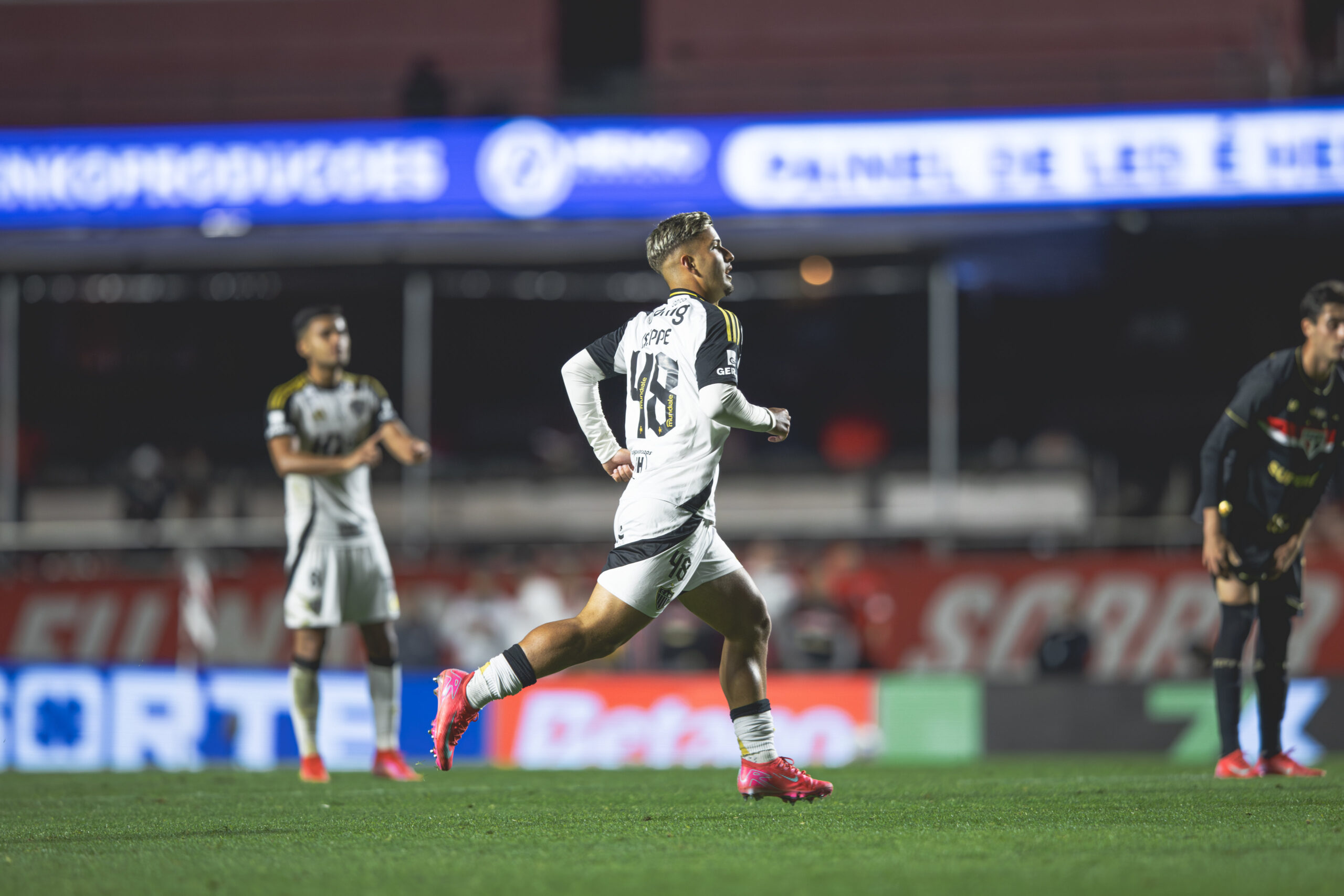Mateus Iseppe fez sua estreia no futebol profissional (Fotos: Pedro Souza / Atlético)