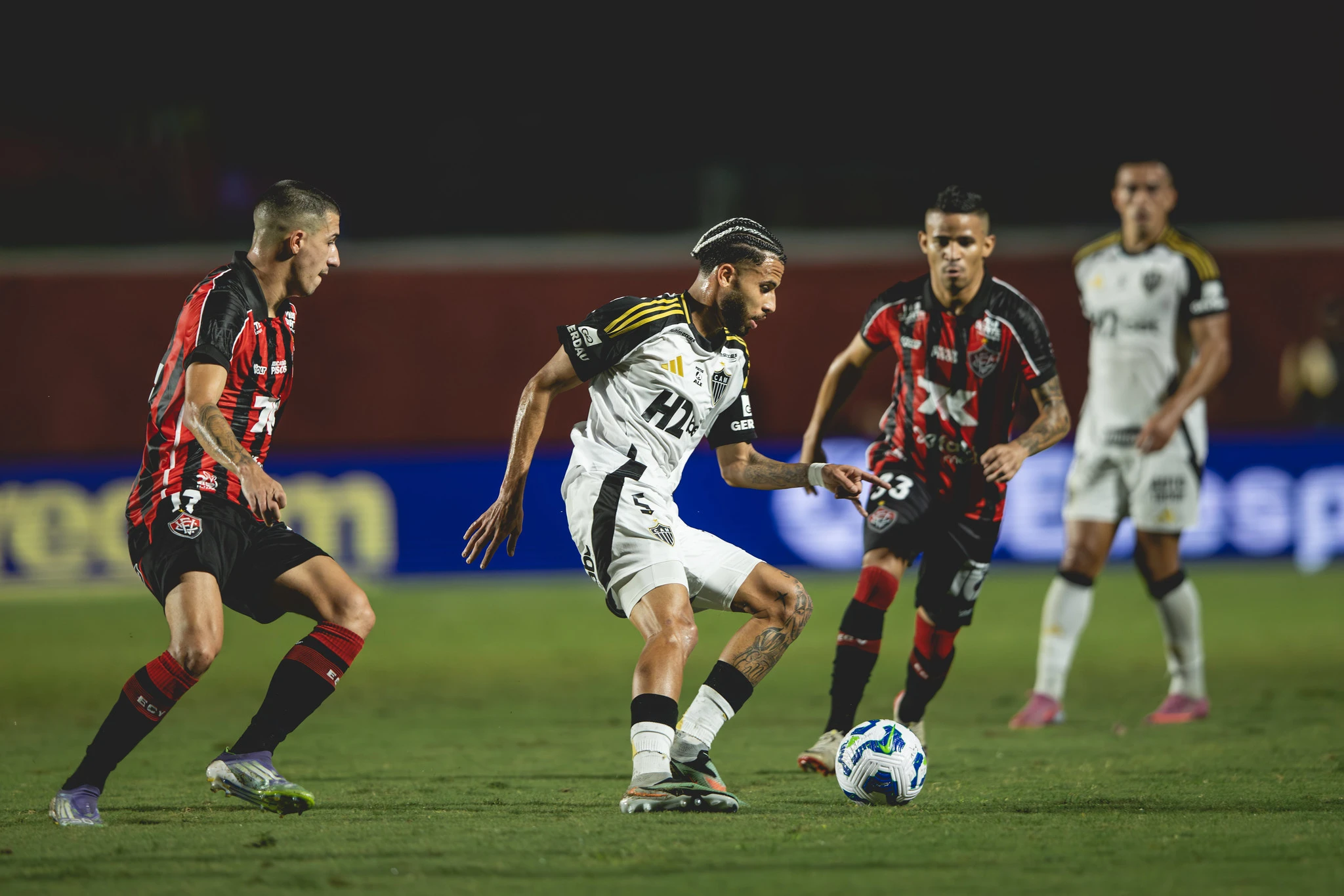 Atlético esbarra nos mesmos erros e é derrotado para o Vitória.