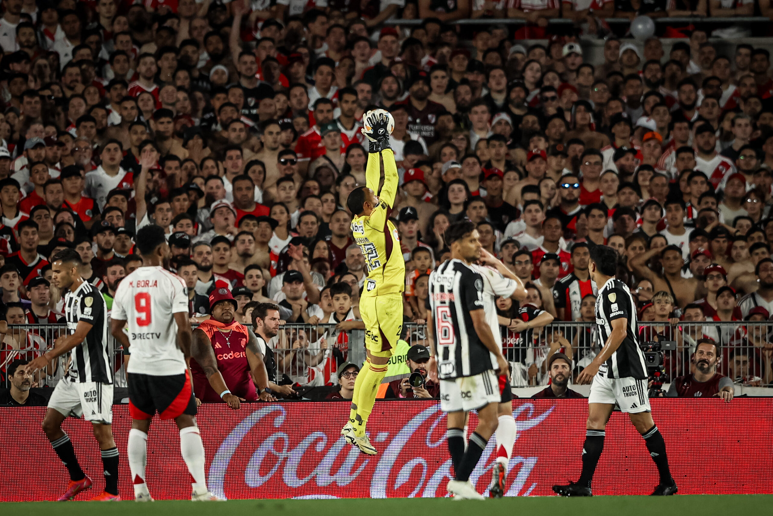 Everson contra o River Plate (Foto: Pedro Souza / Atlético)