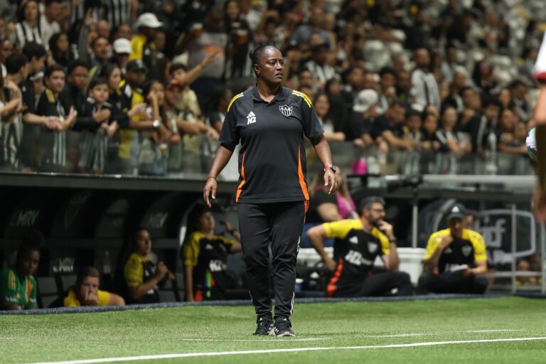 Fabi Guedes, treinadora das Vingadoras (Foto: Daniela Veiga / Atlético)